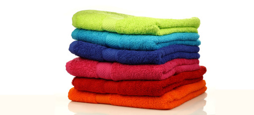 Olika färgade handdukar